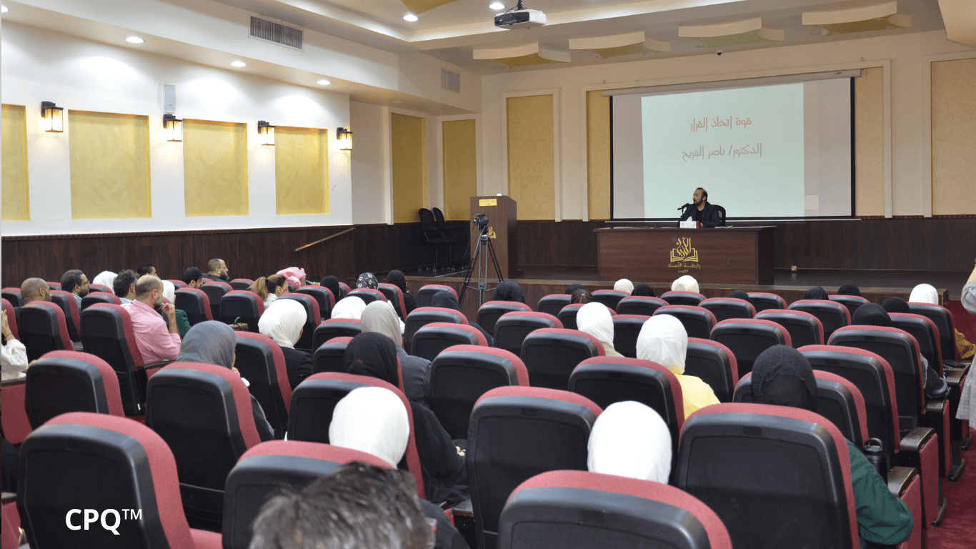 جانب من محاضرة «كيف يؤثر الذكاء الوجداني في حياتك؟» على مسرح رابطة الأدباء الكويتية.